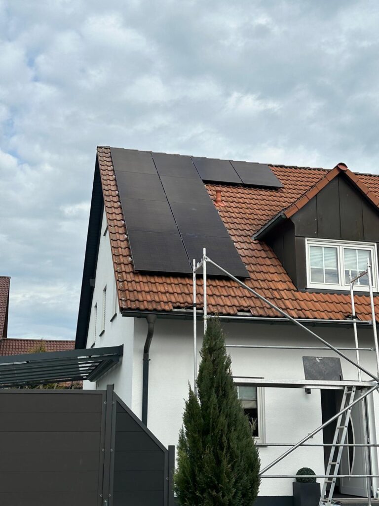Fertig montierte Photovoltaikanlage mit 8,7 kwP auf einem Satteldach